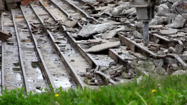 Trekker met luchtbediende hamer betonnen trap breken — Stockvideo