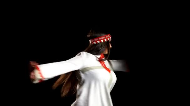 Chica joven en traje ruso tradicional — Vídeo de stock