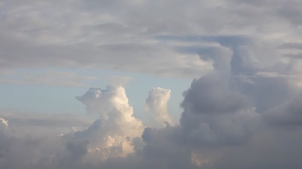 Paisaje nublado al atardecer — Vídeos de Stock