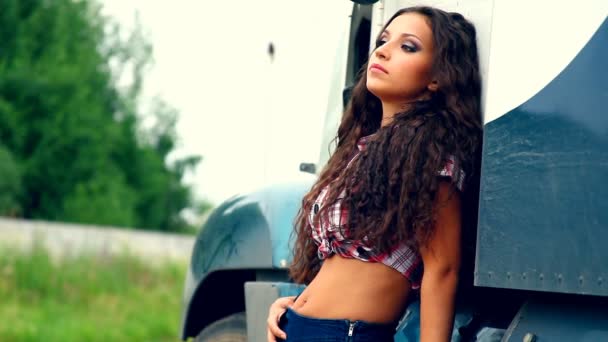 Young beauty girl and lorry truck in summer — Stock Video