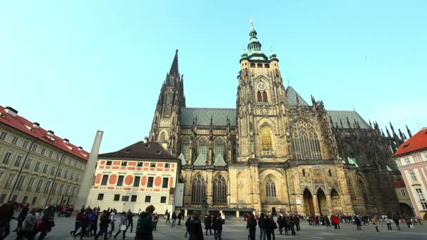 Plaza del centro histórico de Praga y paseo turístico — Vídeos de Stock