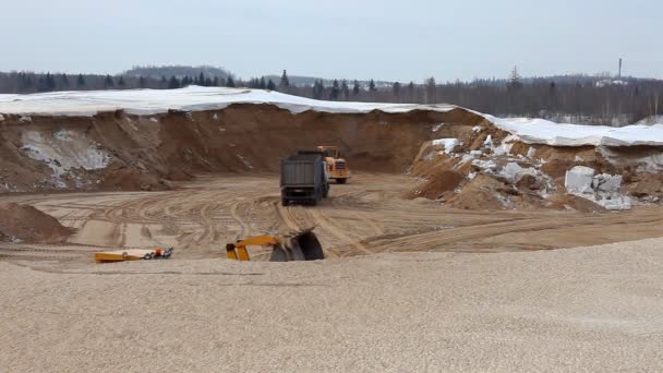 Arbeta på dagbrotten mine — Stockvideo