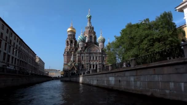 Kyrkan av Frälsaren på blod stående på floden kanal griboedov — Stockvideo