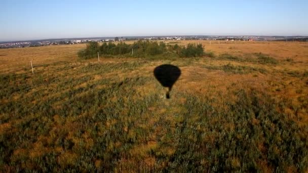 Vista sobre el campo al amanecer desde el globo — Vídeos de Stock