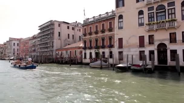 Varen in breed kanaal in Venetië — Stockvideo