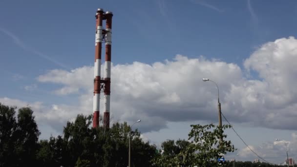 Röret på mulen himmel i solig dag med träd — Stockvideo