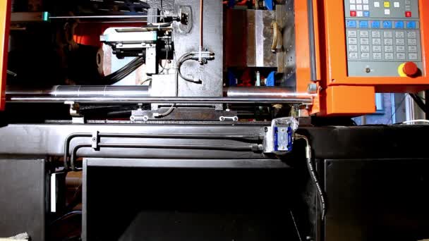 Hete polyethyleen molding pers machine voorbereiden — Stockvideo