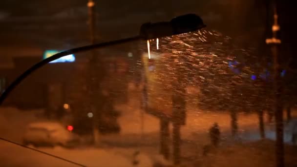 Lampe in der Winternacht mit Schnee — Stockvideo