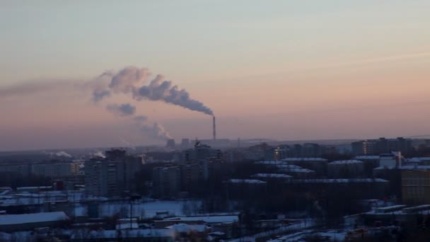 Pan sur la ville d'hiver et la centrale thermique 