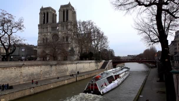 Νοτρ Νταμ de Παρίσι και ευχαρίστηση βάρκα στο κανάλι — Αρχείο Βίντεο