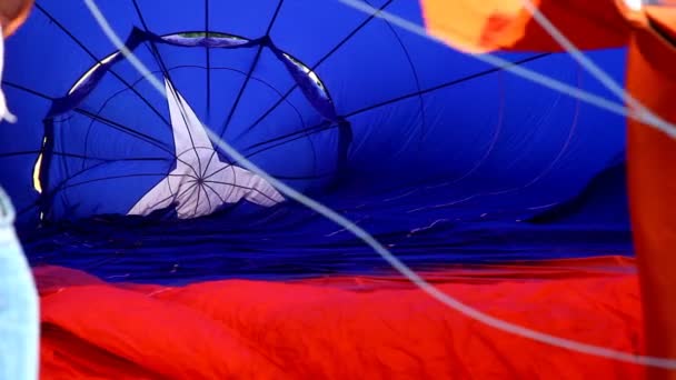 Volar globo de aire caliente antes de la competencia — Vídeo de stock