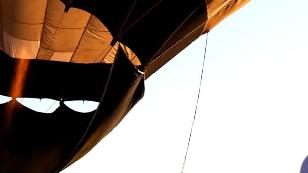 Ballong start upp till soluppgång - varm luft ballong konkurrens — Stockvideo