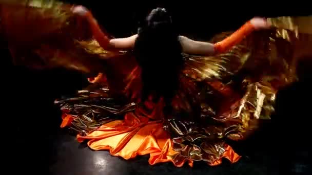 Danseuse arabe assise, rabat avec aile dorée — Video