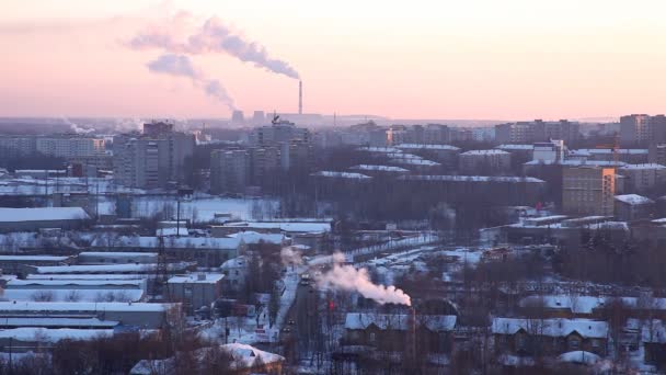 Панорама на зимнем городе и тепловой электростанции — стоковое видео