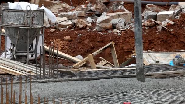 Maschine gießt Beton auf Fundamentbaustelle — Stockvideo