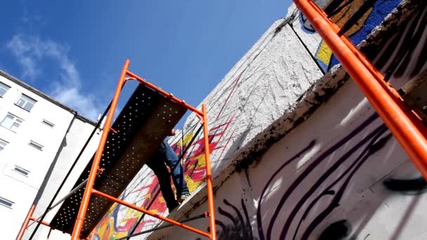 Vue sur les graffitis et le ciel — Video