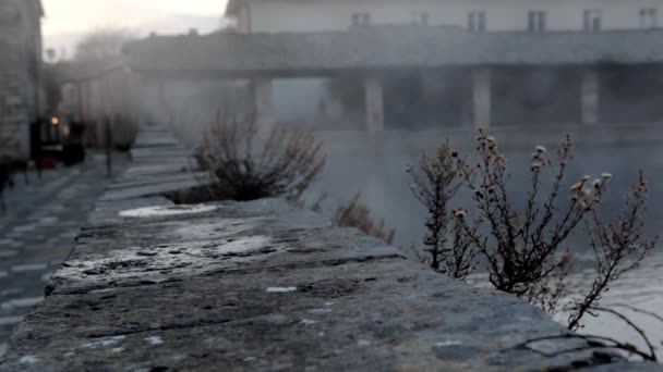 Νεκρών εγκαταστάσεων με την πρωινή ομίχλη — Αρχείο Βίντεο