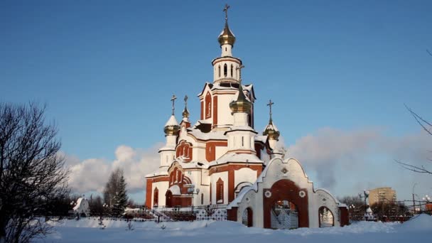 Kirche im Zeitraffer in der Winterstadt — Stockvideo