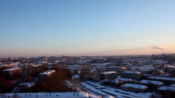 Panorama in winter city en termal elektriciteitscentrale — Stockvideo