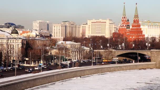 Kreml és a kollégiumi katedrális a téli naplemente — Stock videók