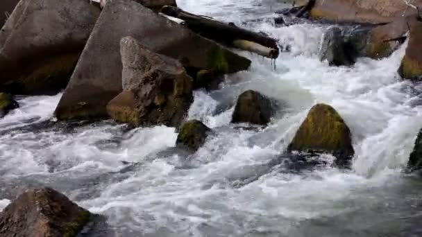 Chute d'eau s'est écrasé 02 — Video