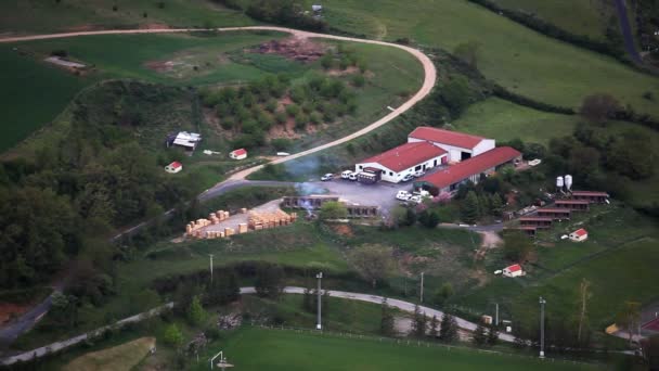 Huis en weg in vallei, Frankrijk — Stockvideo