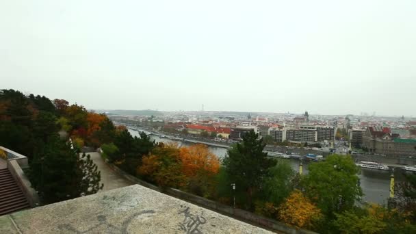 Panoramisch uitzicht over Praag vanaf hoge punt — Stockvideo