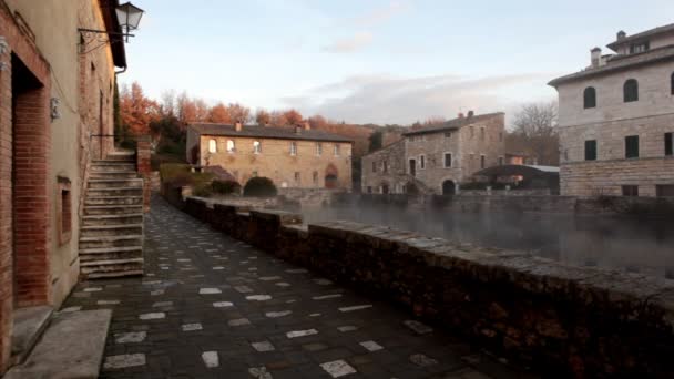 Pan en el patio trasero en invierno amanecer — Vídeos de Stock