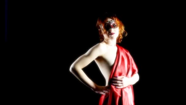 Donna rossa in maschera - togliere la maschera — Video Stock
