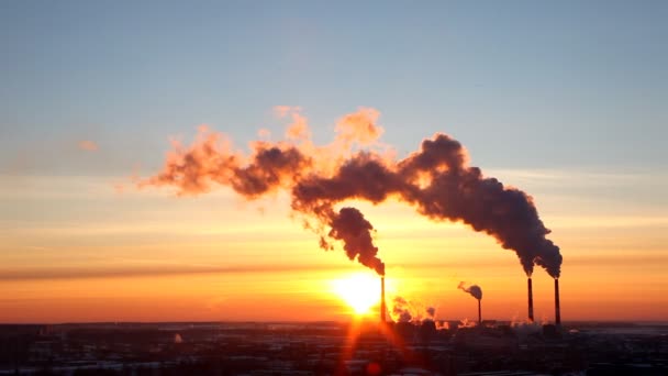 Termal elektriciteitscentrale rook silhouet — Stockvideo