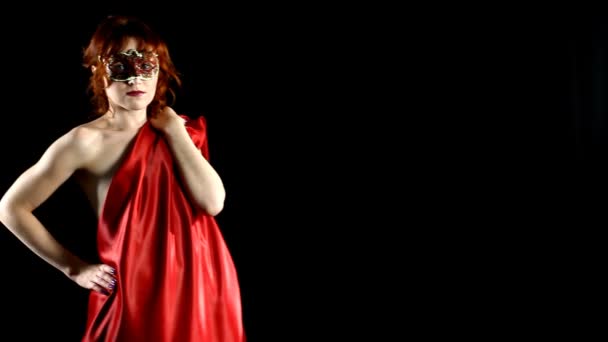 マスク徒歩で赤い女性のアウト — ストック動画
