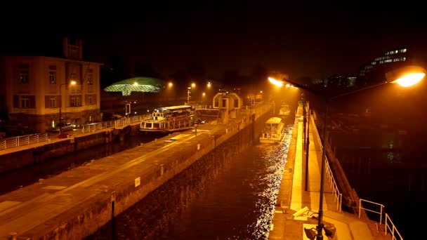 Niveaux d'eau à la nuit d'automne rivière vltava, Prague, République tchèque — Video