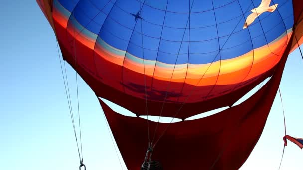 Hete luchtballon vliegen omhoog bij zonsopgang — Stockvideo