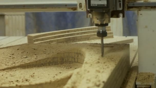 Trabajos de perforación de máquinas con madera — Vídeos de Stock