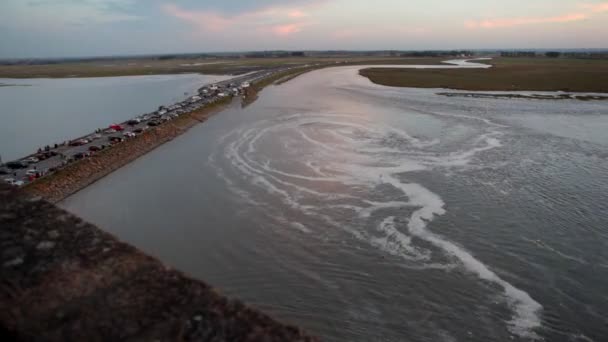 水洪水在螺旋和上桥 le 圣米歇尔山 — 图库视频影像