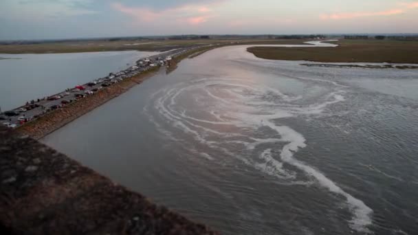 Povodňové vody ve spirále a na mostu le mont saint-michel — Stock video