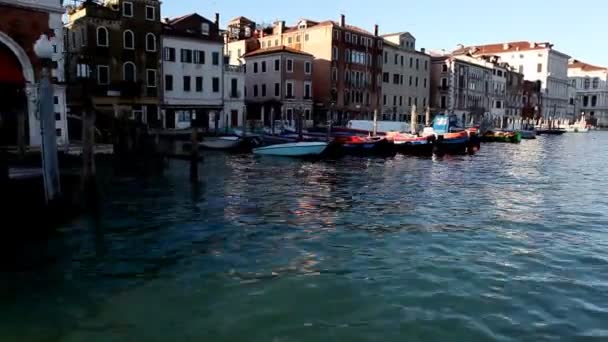 Pfanne auf Stadt vom Boot aus — Stockvideo