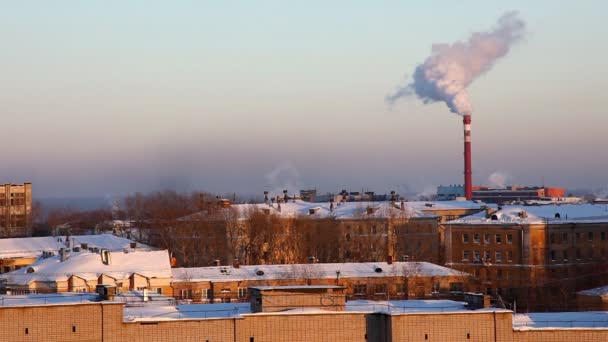 Paesaggio urbano invernale e pipa con fumo — Video Stock