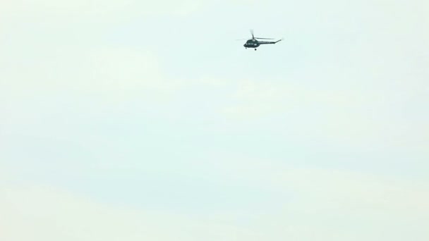 Helicóptero volar en cielo alto piloto airshow — Vídeos de Stock