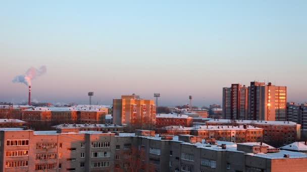 Panorama kış city ve termal güç istasyonu — Stok video