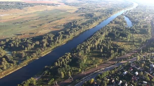 Pan del río en la aldea por encima del globo aerostático — Vídeo de stock