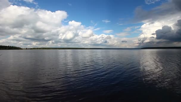 Eau libre et paysage nuageux le jour d'été — Video