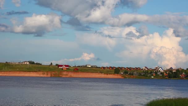 Stora sjön på sommaren solnedgången med mulen himmel — Stockvideo