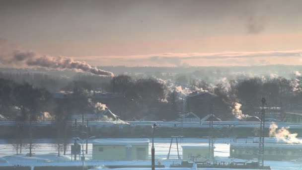 在阳光灿烂的冬天在轨道站上泛 — 图库视频影像