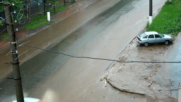 Åska i city - bilar flytta på väg med översvämning — Stockvideo