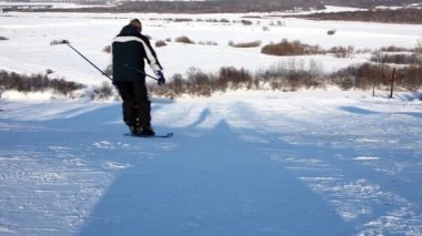 Kayak slalom ile güneşli kış gününde