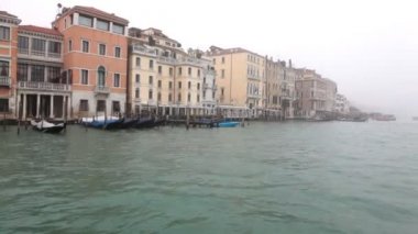 yolcu gemisi Venedik kanal üzerinde yelken