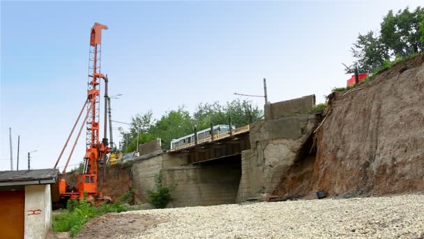 Ponte di riparazione dell'impianto di perforazione della pila su strada ferroviaria — Video Stock