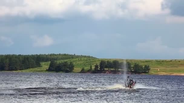 Jet ski sobre el agua en el lago en el día de verano — Vídeos de Stock