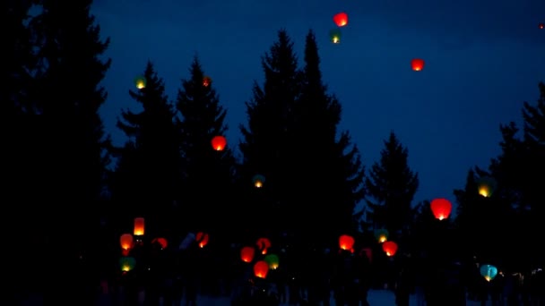 Rizspapír hőlégballonok indulnak a téli égbolton — Stock videók